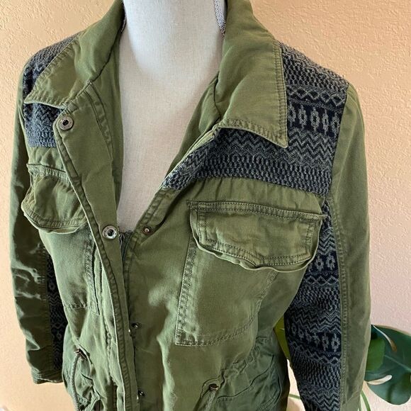 Forever 21 Army green jacket patch work sleeves - Picture 2 of 5